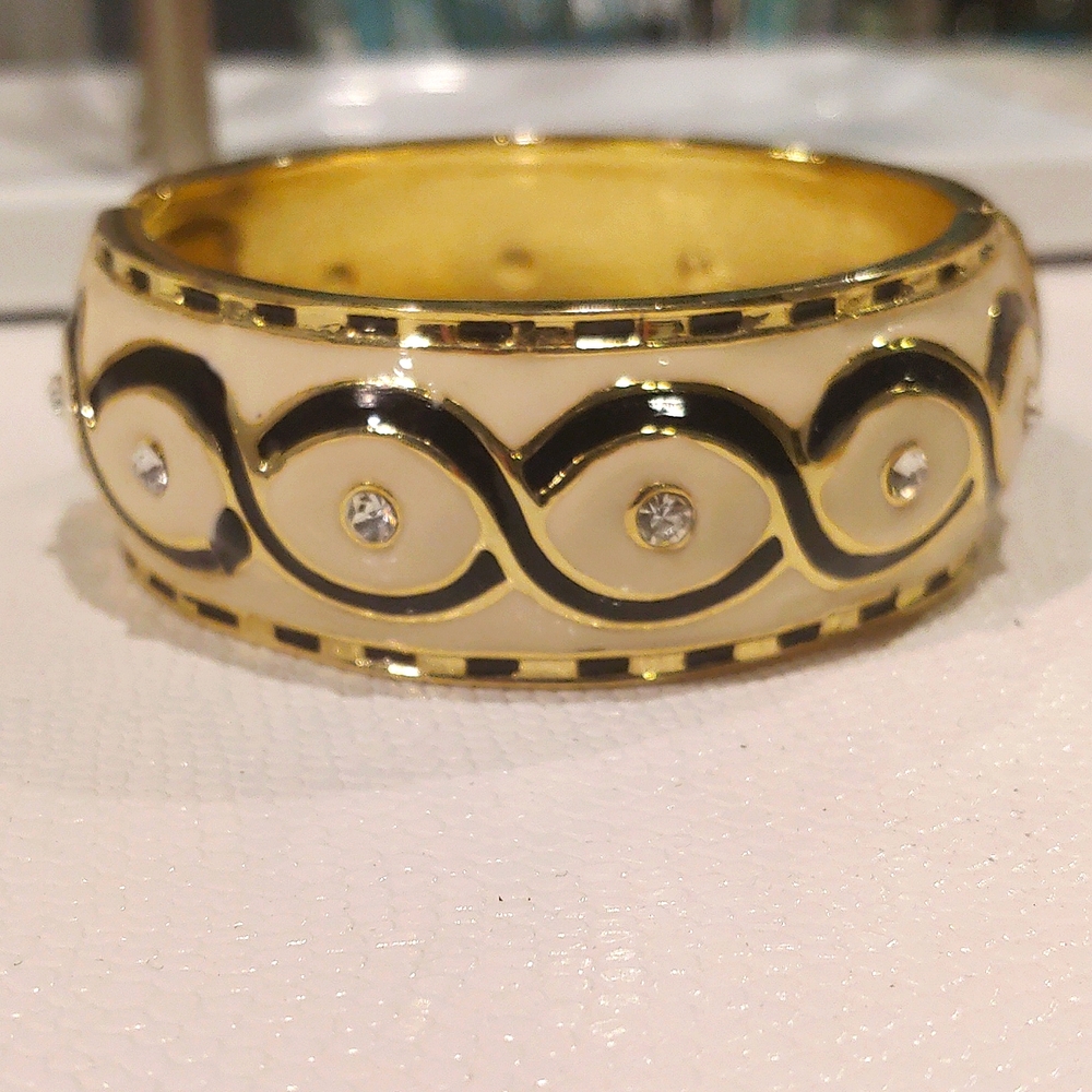 Stylish hinge bangle. - Picture 4 of 5